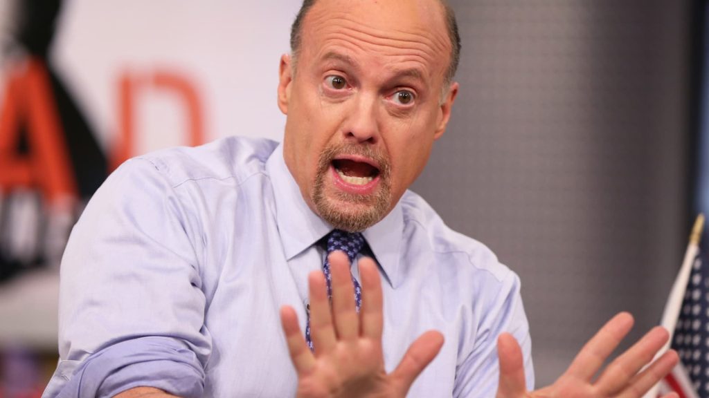 Jim Cramer menjelaskan mengapa dia mendukung saham layanan kesehatan